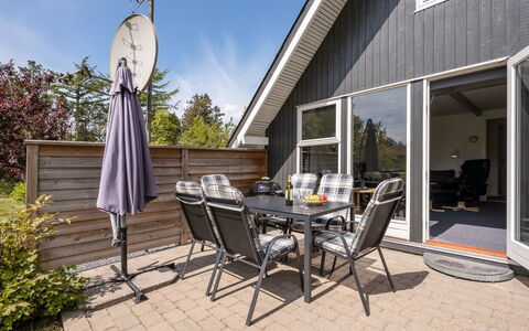 Femija - 500M to the Fjord: Hout, Huis, Veranda, Verblijf, Stoel, Buitenmeubels, Siding, Hardwood, Dek, Houten Vloer