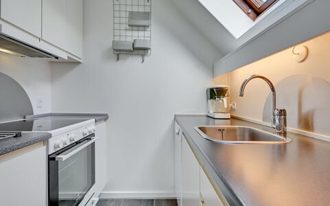 Femija - 500M to the Fjord: Keuken, Countertop, Interieur Ontwerp, Plafond, Flooring, Loodgieterswerkinrichting, Gootsteen, Kraan, Major Appliance, Verdieping