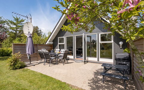 Femija - 500M to the Fjord: Huis, Verblijf, Siding, Landgoed, Schaduw, Gazon, Tuin, Hardwood, Landscaping, Werf