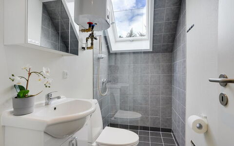 Femija - 500M to the Fjord: Badkamer, Loodgieterswerkinrichting, Interieur Ontwerp, Muur, Flooring, Wastafel, Verdieping, Wastafel In De Badkamer, Toilet, Kraan