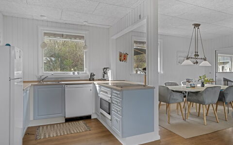 Thyra - 500M to the Fjord: Keuken, Hout, Flooring, Major Appliance, Toestel Van De Keuken, Interieur Ontwerp, Countertop, Verdieping, Plafond, Meubilair