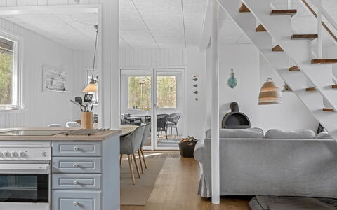 Thyra - 500M to the Fjord: Flooring, Meubilair, Interieur Ontwerp, Verdieping, Hout, Houten Vloer, Keuken, Plafond, Countertop, Cabinetry