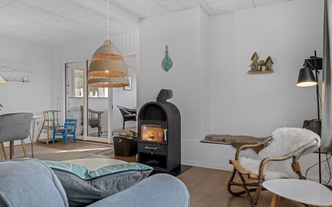 Thyra - 500M to the Fjord: Meubilair, Interieur Ontwerp, Flooring, Hout, Plafond, Verdieping, Kamer, Verlichting, Stoel, Woonkamer