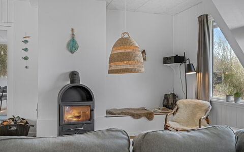 Thyra - 500M to the Fjord: Hout, Meubilair, Plafond, Stoel, Natuurlijk Materiaal, Hardwood, Lamp, Woonkamer, Lichte Inrichting, Fotolijst