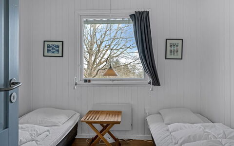 Thyra - 500M to the Fjord: Muur, Hout, Slaapkamer, Verdieping, Flooring, Bed, Interieur Ontwerp, Bedding, Plafond, Laken