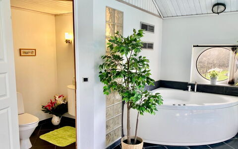 Athisl - 800M from the Sea: Loodgieterswerkinrichting, Interieur Ontwerp, Flooring, Badkamer, Verdieping, Loodgieter, Verlichting, Kraan, Plafond, Toilet