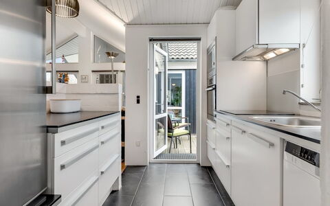 Athisl - 800M from the Sea: Keuken, Countertop, Interieur Ontwerp, Flooring, Major Appliance, Toestel Van De Keuken, Cabinetry, Plafond, Huis, Verdieping