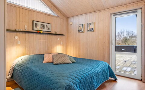 Athisl - 800M from the Sea: Hout, Slaapkamer, Plafond, Interieur Ontwerp, Verdieping, Kamer, Bed, Houten Vloer, Hardwood, Beits