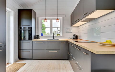 Siebelt - 200M from the Sea: Keuken, Countertop, Flooring, Cabinetry, Toestel Van De Keuken, Hout, Interieur Ontwerp, Meubilair, Verdieping, Major Appliance
