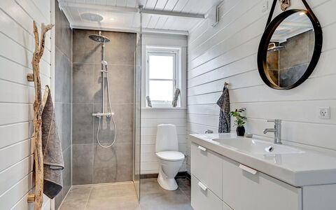 Siebelt - 200M from the Sea: Flooring, Loodgieterswerkinrichting, Verdieping, Interieur Ontwerp, Loodgieter, Badkamer, Badkamerkast, Tegel, Kraan, Wastafel