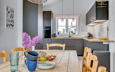 Siebelt - 200M from the Sea: Meubilair, Keuken, Countertop, Interieur Ontwerp, Flooring, Toestel Van De Keuken, Hout, Cabinetry, Verdieping, Major Appliance