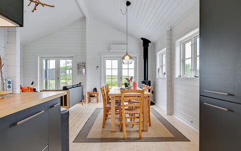 Siebelt - 200M from the Sea: Hout, Flooring, Houten Vloer, Verdieping, Plafond, Huis, Cabinetry, Deur, Laminaatvloer, Keuken