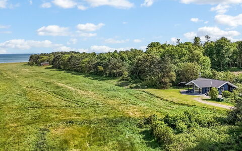 Thorman - 75M from the Sea: Dak, Huis, Huis, Verblijf, Siding, Landgoed, Oprit, Garden Gebouwen, Werf, Schuur