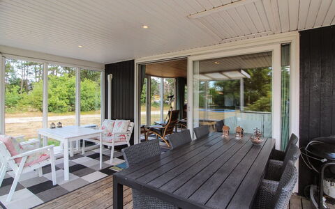 Eldina - 100M from the Sea: Hout, Huis, Veranda, Flooring, Verdieping, Deur, Dek, Hardwood, Houten Vloer, Schaduw