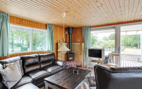 Eldina - 100M from the Sea: Hout, Interieur Ontwerp, Meubilair, Plafond, Flooring, Verdieping, Bankstel, Huis, Houten Vloer, Woonkamer