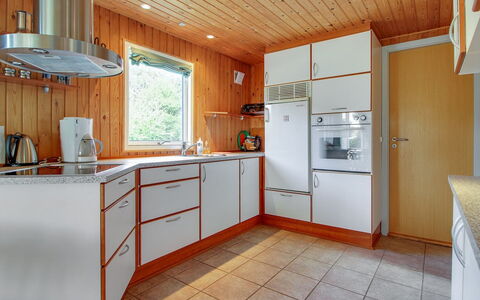 Eldina - 100M from the Sea: Keuken, Flooring, Interieur Ontwerp, Countertop, Hout, Toestel Van De Keuken, Major Appliance, Gootsteen, Verdieping, Cabinetry