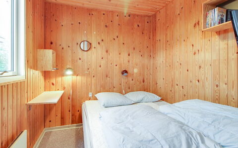 Eldina - 100M from the Sea: Muur, Hout, Interieur Ontwerp, Slaapkamer, Plafond, Flooring, Verdieping, Bed, Verlichting, Lichte Inrichting