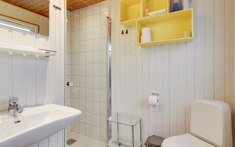 Eldina - 100M from the Sea: Wastafel In De Badkamer, Flooring, Muur, Loodgieterswerkinrichting, Verdieping, Badkamer, Interieur Ontwerp, Hout, Wastafel, Kraan