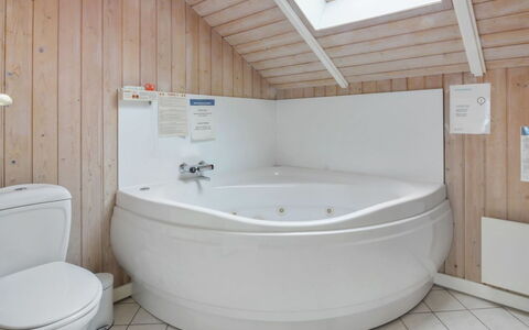 Pirkka - 50M to the Fjord: Loodgieterswerkinrichting, Bad, Flooring, Badkamer, Verdieping, Interieur Ontwerp, Plafond, Loodgieter, Kraan, Kamer