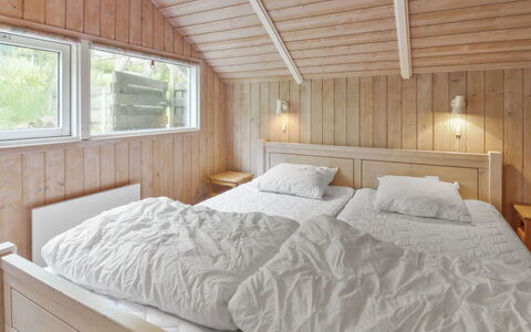 Pirkka - 50M to the Fjord: Bed, Slaapkamer, Hout, Interieur Ontwerp, Plafond, Flooring, Verdieping, Meubilair, Laken, Bedding