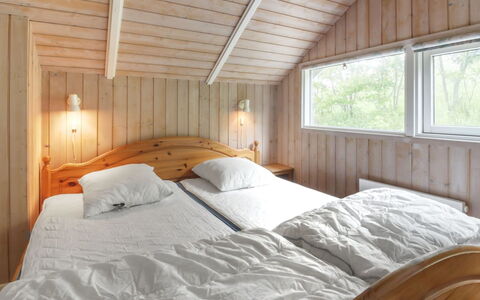 Pirkka - 50M to the Fjord: Hout, Slaapkamer, Bed, Plafond, Laken, Interieur Ontwerp, Bedding, Bed Frame, Verdieping, Flooring