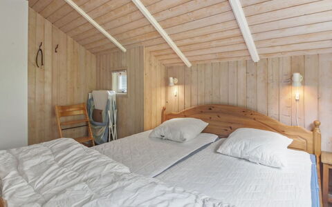 Pirkka - 50M to the Fjord: Slaapkamer, Bed, Muur, Hout, Plafond, Laken, Verdieping, Interieur Ontwerp, Flooring, Bedding
