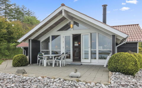 Pirkka - 50M to the Fjord: Huis, Huis, Verblijf, Deur, Landgoed, Siding, Schaduw, Oprit, Veranda
