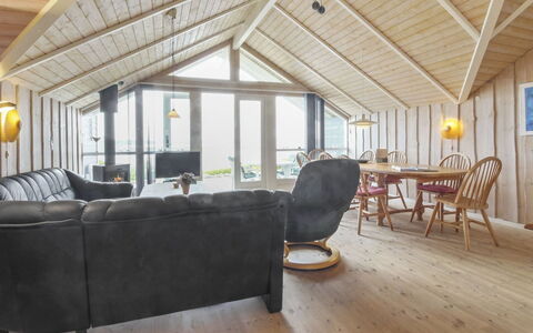Pirkka - 50M to the Fjord: Hout, Plafond, Houten Vloer, Huis, Hardwood, Plank, Verblijf, Zolder, Woonkamer, Stoel