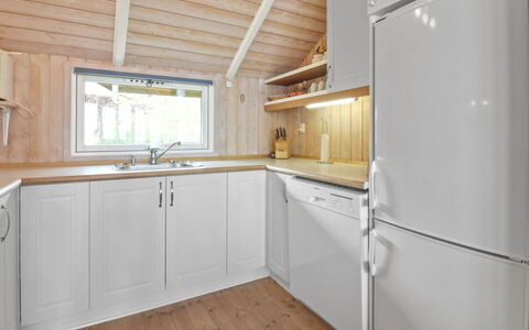 Pirkka - 50M to the Fjord: Hout, Flooring, Interieur Ontwerp, Keuken, Plafond, Verdieping, Loodgieterswerkinrichting, Countertop, Wastafel, Kraan