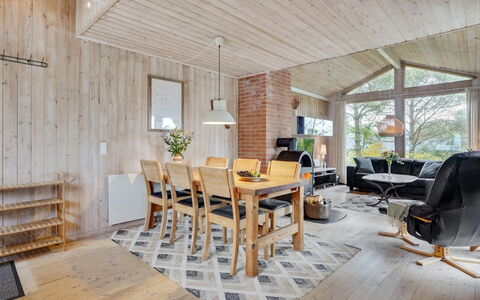 Jaskirt - 125M from the Sea: Hout, Plafond, Interieur Ontwerp, Meubilair, Flooring, Huis, Kamer, Woonkamer, Hardwood, Lichte Inrichting