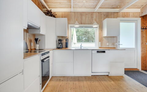 Jaskirt - 125M from the Sea: Hout, Keuken, Flooring, Toestel Van De Keuken, Major Appliance, Countertop, Verdieping, Plafond, Interieur Ontwerp, Houten Vloer