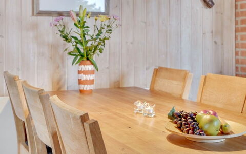 Jaskirt - 125M from the Sea: Meubilair, Flooring, Interieur Ontwerp, Hout, Verdieping, Tafel, Lichte Inrichting, Keuken En Eettafel, Eetkamer, Plafond