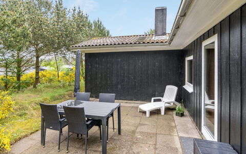 Jaskirt - 125M from the Sea: Hout, Huis, Land Lot, Verblijf, Groundcover, Backyard, Siding, Tuin, Schaduw, Gazon