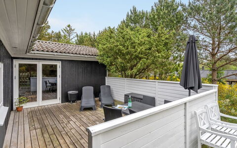 Jaskirt - 125M from the Sea: Hout, Huis, Dek, Samengesteld Materiaal, Veranda, Siding, Plank, Hardwood, Beits, Buitenmeubels