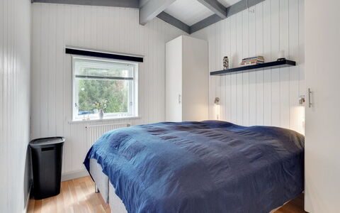 Bia - 250M from the Sea: Bed, Slaapkamer, Laken, Bedding, Hout, Plafond, Interieur Ontwerp, Meubilair, Verdieping, Bed Frame