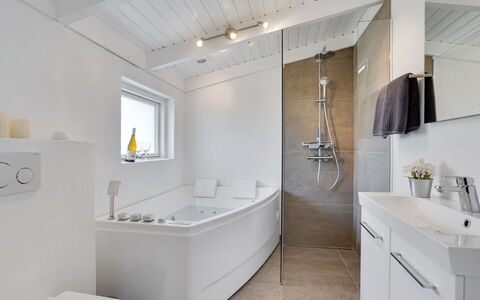 Bia - 250M from the Sea: Badkamer, Loodgieterswerkinrichting, Flooring, Interieur Ontwerp, Bad, Verdieping, Wastafel, Plafond, Kraan, Loodgieter