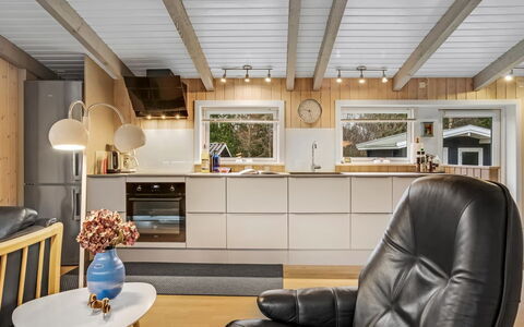 Bia - 250M from the Sea: Interieur Ontwerp, Flooring, Hout, Plafond, Meubilair, Keuken, Lichte Inrichting, Verdieping, Verlichting, Countertop