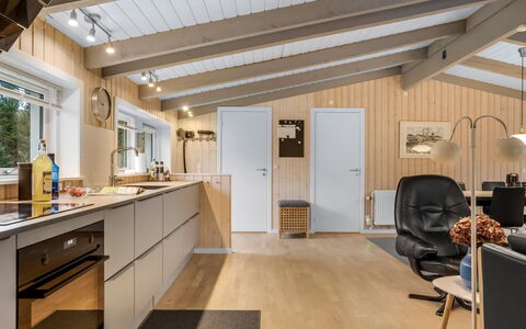 Bia - 250M from the Sea: Hout, Plafond, Interieur Ontwerp, Flooring, Keuken, Meubilair, Lichte Inrichting, Verdieping, Countertop, Kamer