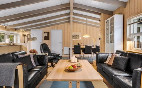 Bia - 250M from the Sea: Hout, Interieur Ontwerp, Plafond, Meubilair, Bankstel, Flooring, Verdieping, Woonkamer, Huis, Kamer
