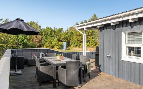 Bia - 250M from the Sea: Hout, Huis, Dak, Samengesteld Materiaal, Dek, Veranda, Hardwood, Buitenmeubels, Siding, Verblijf