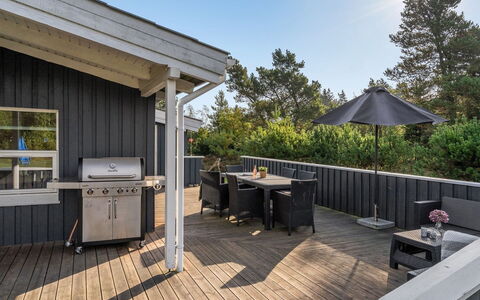 Bia - 250M from the Sea: Hout, Veranda, Huis, Houten Vloer, Dek, Hardwood, Plank, Samengesteld Materiaal, Deur, Beits