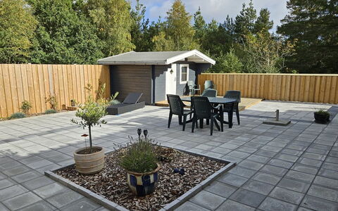 Bia - 250M from the Sea: Hout, Tuin, Buitenmeubels, Samengesteld Materiaal, Bloempot, Patio, Backyard, Buitentafel, Deur, Werf