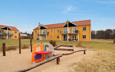 Enni - 100M from the Sea: Landgoed, Gazon, Werf