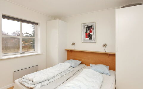 Enni - 100M from the Sea: Muur, Bed, Slaapkamer, Hout, Interieur Ontwerp, Flooring, Verdieping, Plafond, Laken, Meubilair