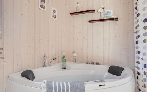 Jil - 750M from the Sea: Interieur Ontwerp, Loodgieterswerkinrichting, Badkamer, Flooring, Bad, Verdieping, Loodgieter, Kraan, Kamer, Spiegel