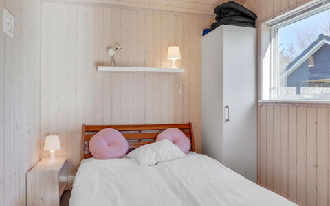 Jil - 750M from the Sea: Hout, Slaapkamer, Verdieping, Flooring, Bed, Interieur Ontwerp, Meubilair, Laken, Plafond, Kamer