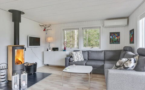 Sybille - from the Sea: Dak, Huis, Huis, Verblijf, Siding, Landgoed, Oprit, Garden Gebouwen, Werf, Schuur