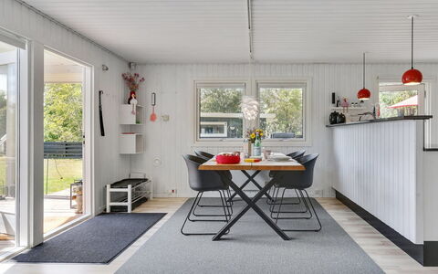 Sybille - from the Sea: Dak, Huis, Huis, Verblijf, Siding, Landgoed, Oprit, Garden Gebouwen, Werf, Schuur