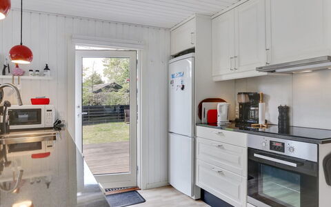 Sybille - from the Sea: Dak, Huis, Huis, Verblijf, Siding, Landgoed, Oprit, Garden Gebouwen, Werf, Schuur