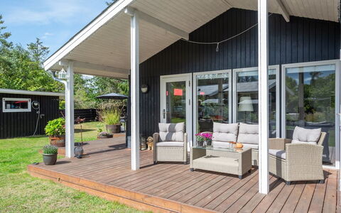 Sybille - from the Sea: Dak, Huis, Huis, Verblijf, Siding, Landgoed, Oprit, Garden Gebouwen, Werf, Schuur